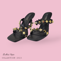 Sandalias negras para mujer con tachas doradas cuadradas Endless Rose 